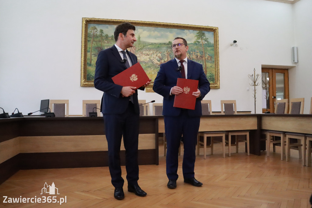 Fotorelacja: Podpisanie umowy o usunięciu niebezpiecznych odpadów w Szczekocinach