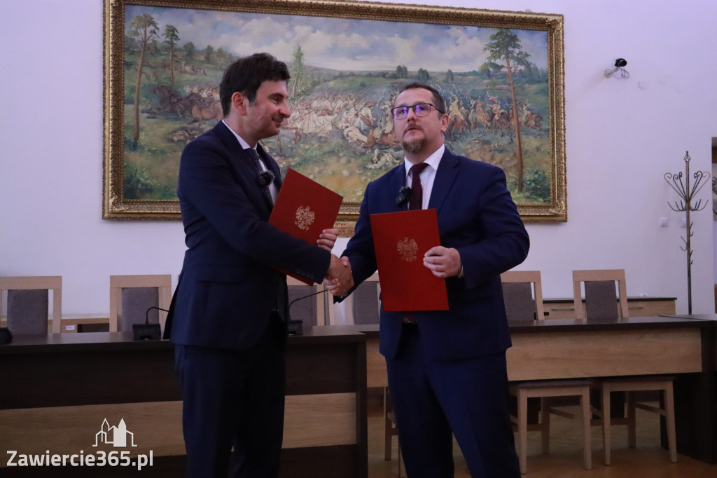 Fotorelacja: Podpisanie umowy o usunięciu niebezpiecznych odpadów w Szczekocinach