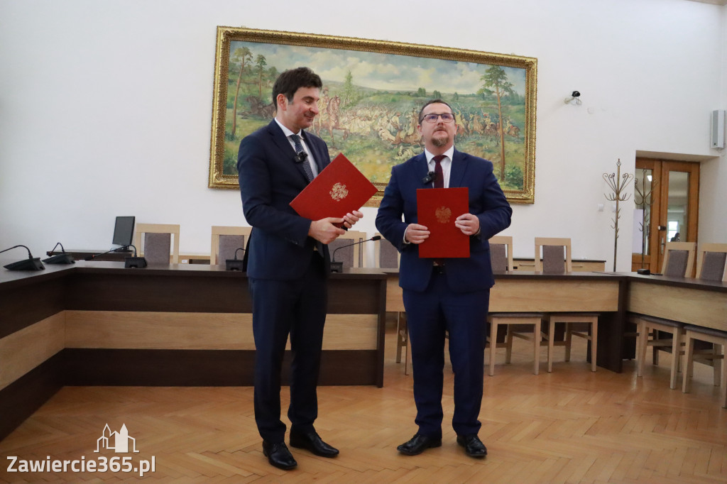 Fotorelacja: Podpisanie umowy o usunięciu niebezpiecznych odpadów w Szczekocinach