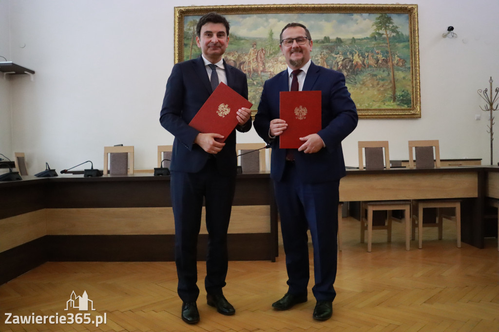 Fotorelacja: Podpisanie umowy o usunięciu niebezpiecznych odpadów w Szczekocinach
