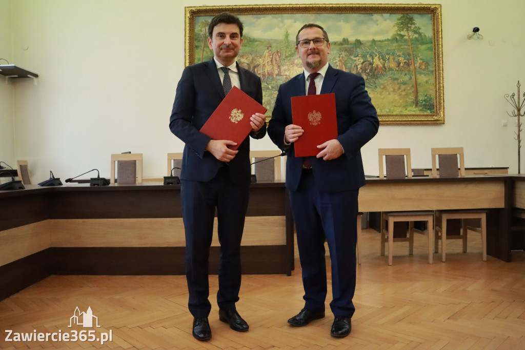 Fotorelacja: Podpisanie umowy o usunięciu niebezpiecznych odpadów w Szczekocinach