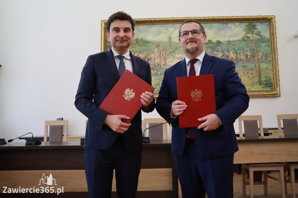 Fotorelacja: Podpisanie umowy o usunięciu niebezpiecznych odpadów w Szczekocinach