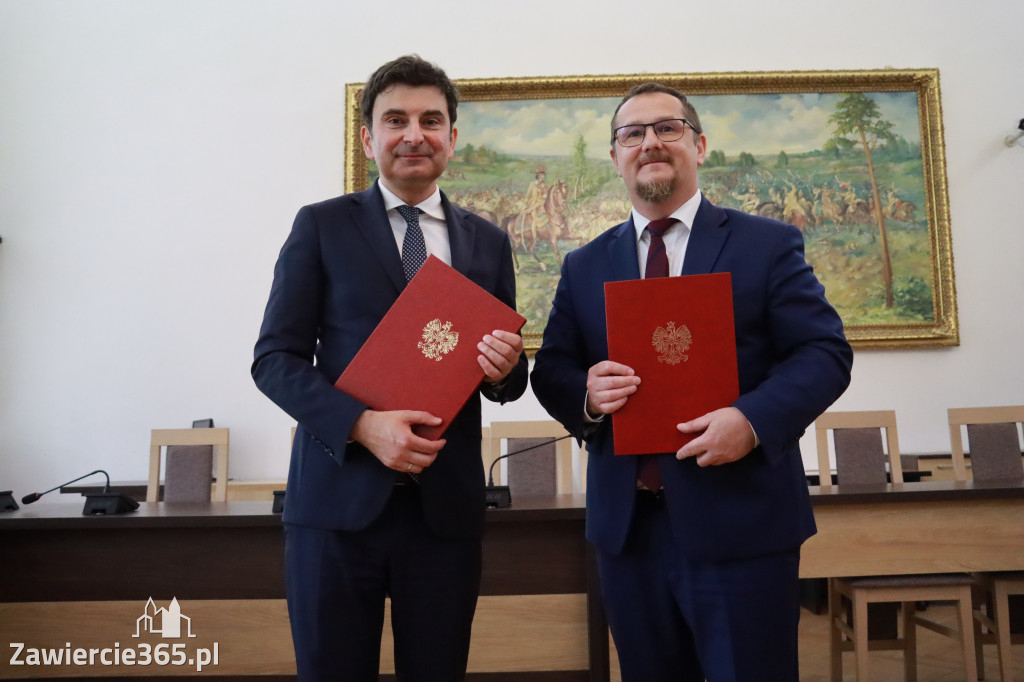 Fotorelacja: Podpisanie umowy o usunięciu niebezpiecznych odpadów w Szczekocinach