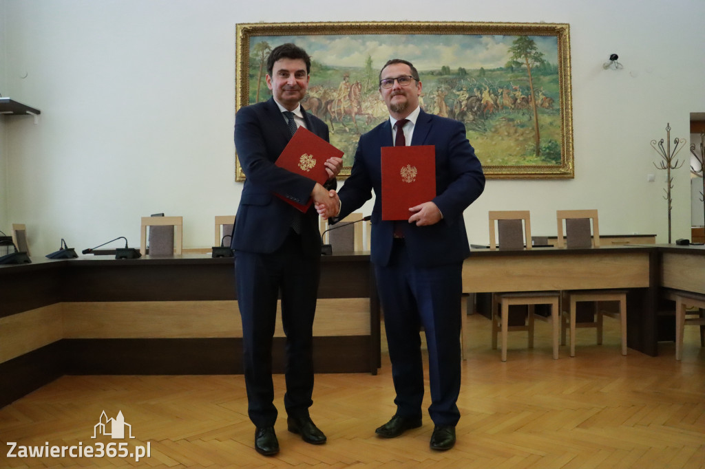Fotorelacja: Podpisanie umowy o usunięciu niebezpiecznych odpadów w Szczekocinach