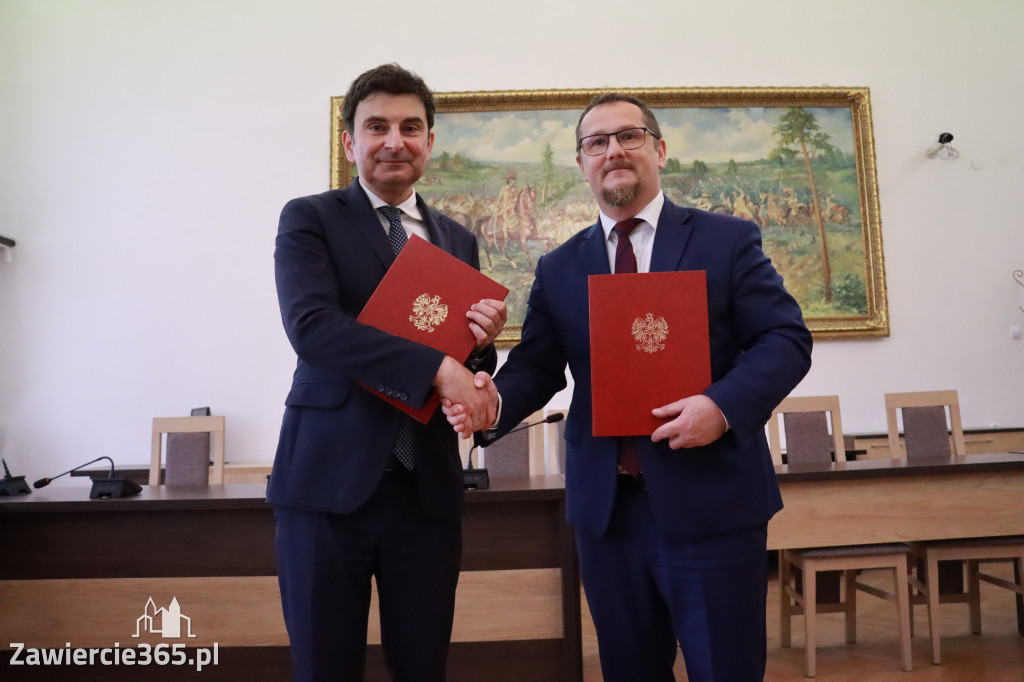 Fotorelacja: Podpisanie umowy o usunięciu niebezpiecznych odpadów w Szczekocinach