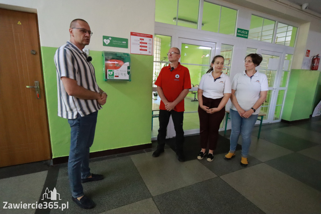 Fotorelacja: SP5 w Zawierciu ma AED – urządzenie, które ratuje życie