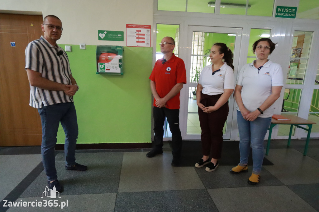 Fotorelacja: SP5 w Zawierciu ma AED – urządzenie, które ratuje życie