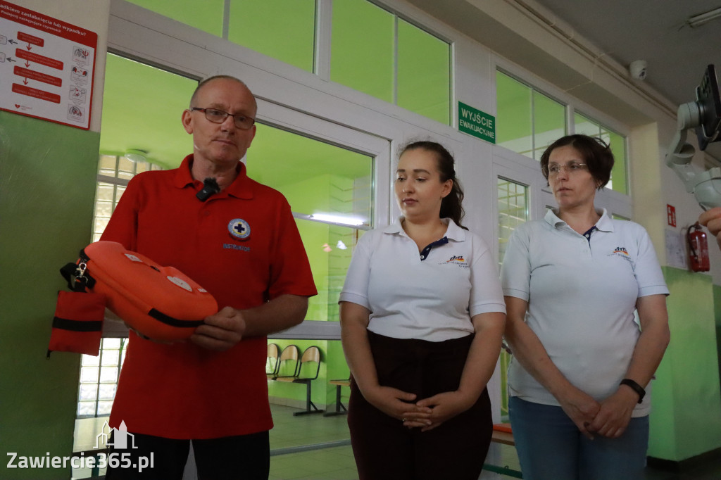Fotorelacja: SP5 w Zawierciu ma AED – urządzenie, które ratuje życie