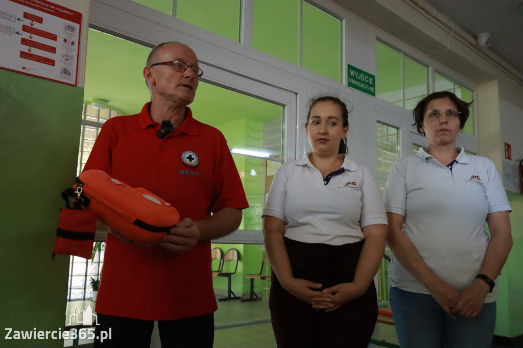 Fotorelacja: SP5 w Zawierciu ma AED – urządzenie, które ratuje życie