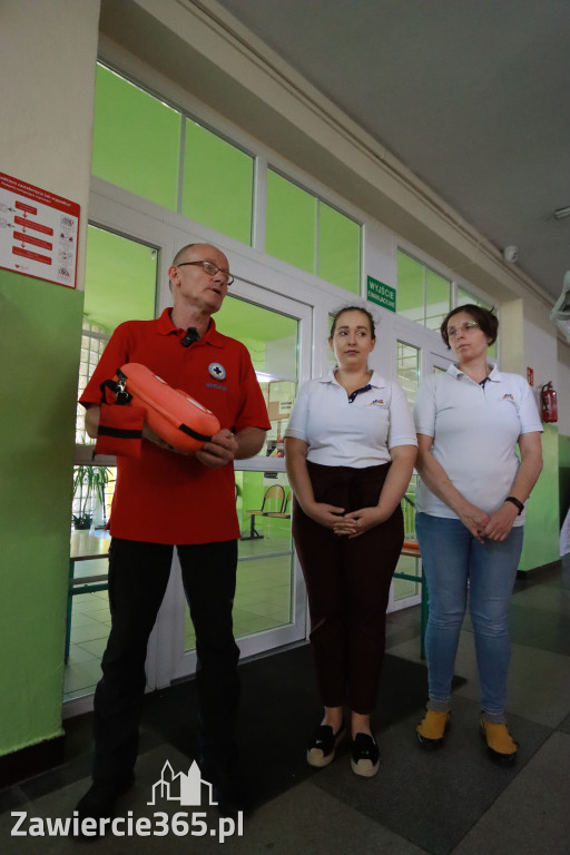 Fotorelacja: SP5 w Zawierciu ma AED – urządzenie, które ratuje życie