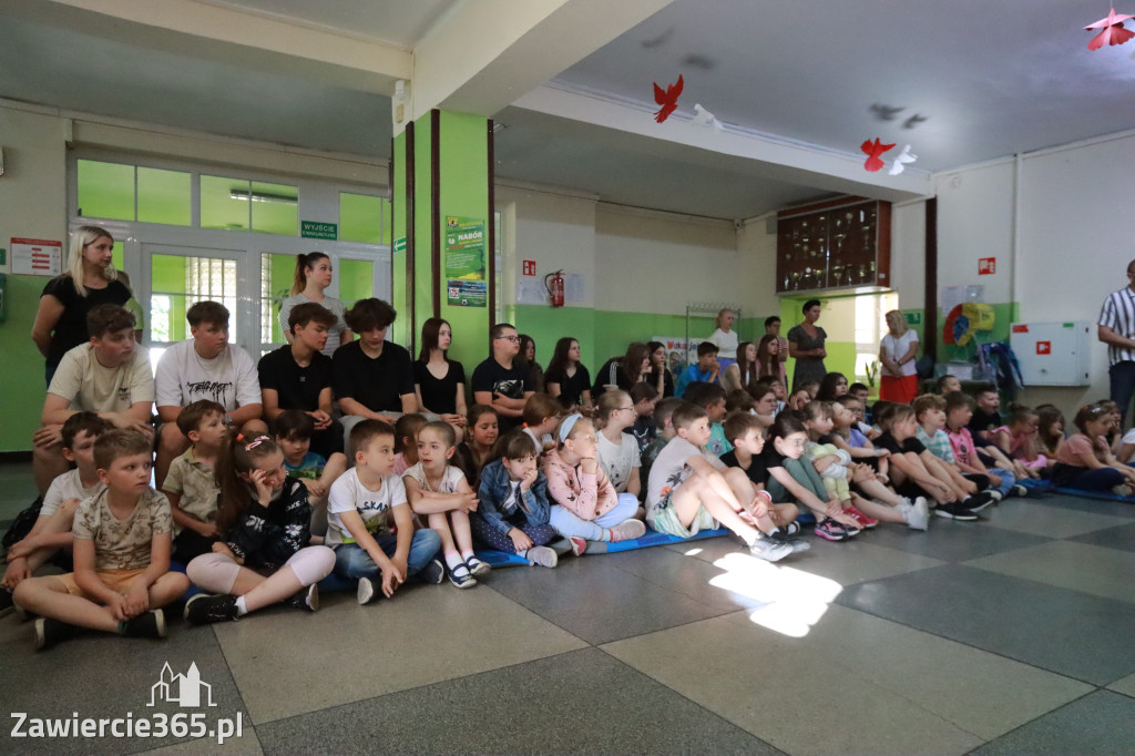 Fotorelacja: SP5 w Zawierciu ma AED – urządzenie, które ratuje życie