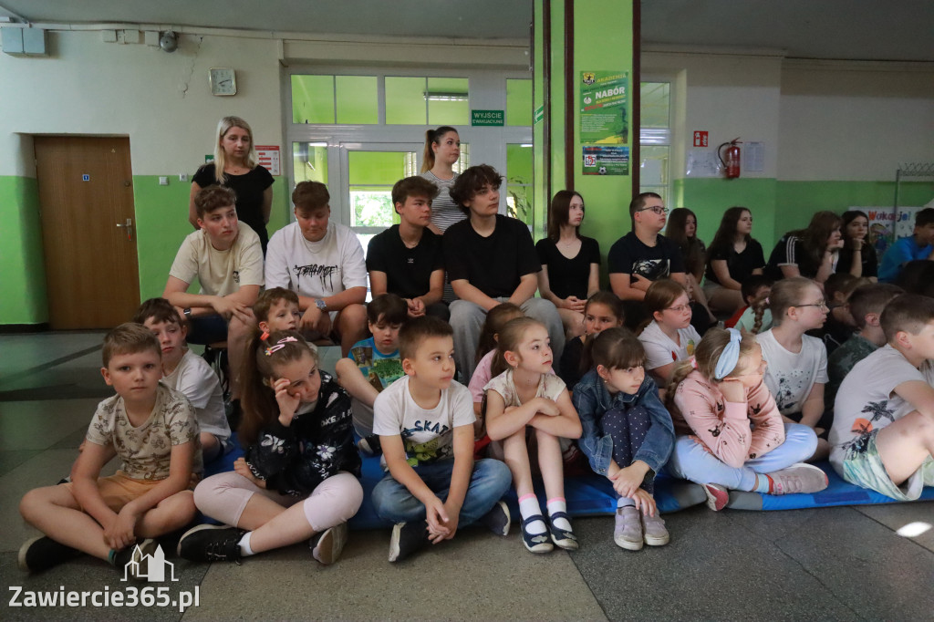 Fotorelacja: SP5 w Zawierciu ma AED – urządzenie, które ratuje życie