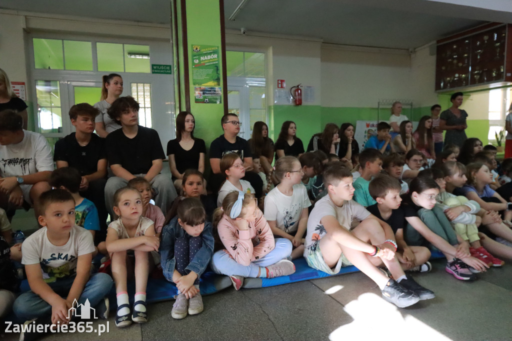 Fotorelacja: SP5 w Zawierciu ma AED – urządzenie, które ratuje życie
