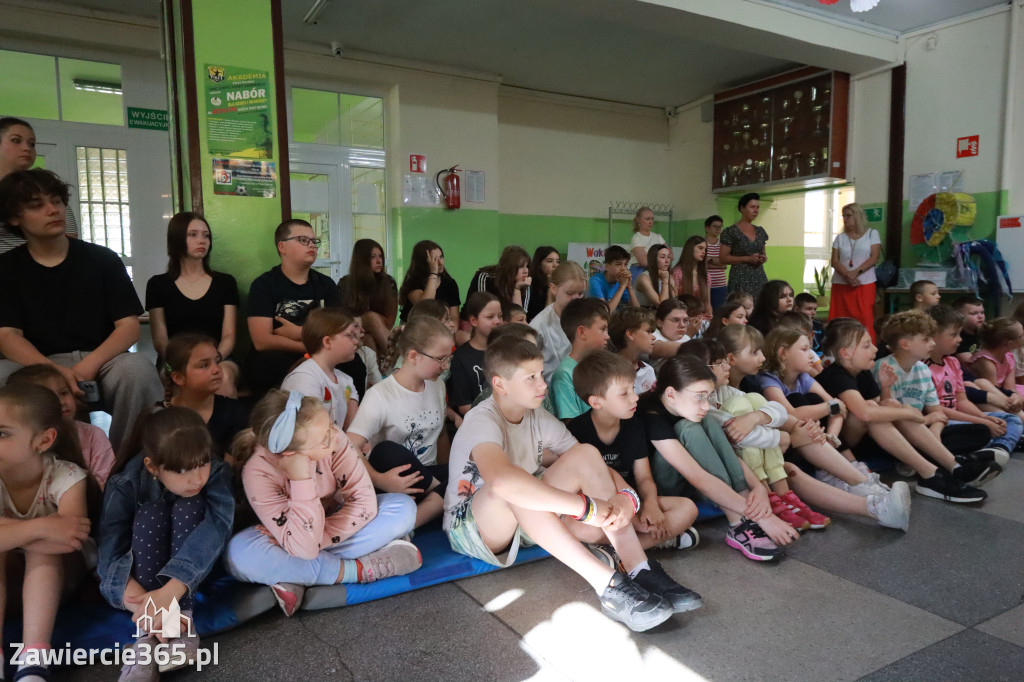 Fotorelacja: SP5 w Zawierciu ma AED – urządzenie, które ratuje życie