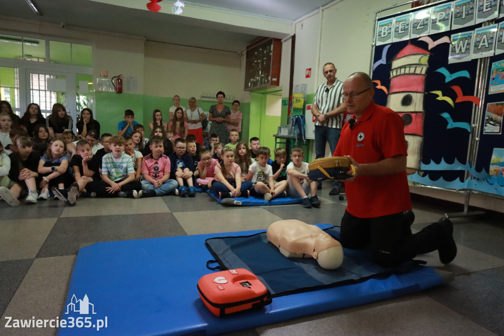 Fotorelacja: SP5 w Zawierciu ma AED – urządzenie, które ratuje życie