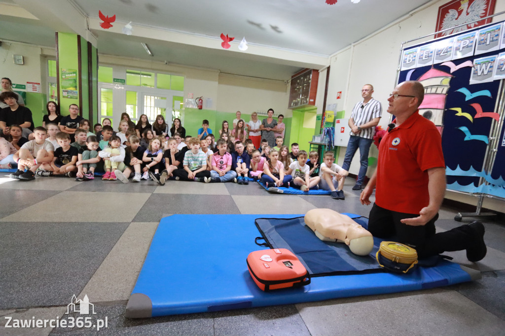 Fotorelacja: SP5 w Zawierciu ma AED – urządzenie, które ratuje życie