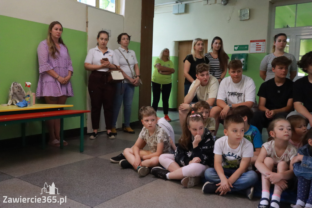 Fotorelacja: SP5 w Zawierciu ma AED – urządzenie, które ratuje życie