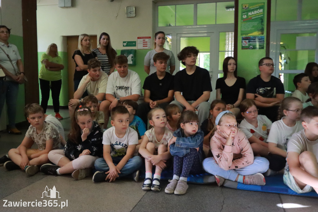 Fotorelacja: SP5 w Zawierciu ma AED – urządzenie, które ratuje życie
