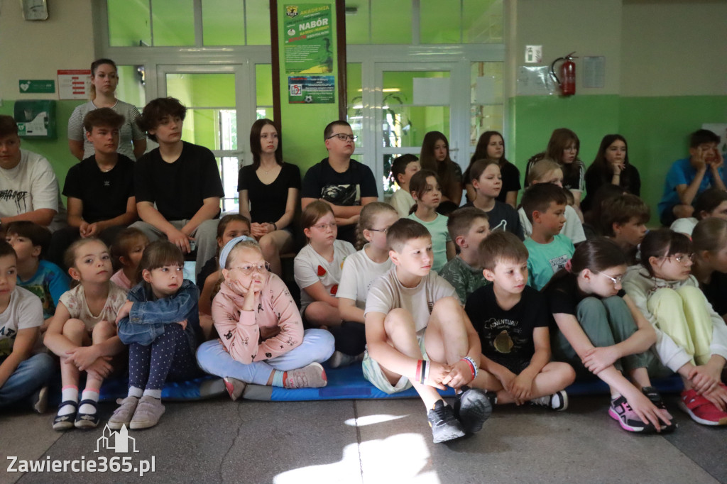 Fotorelacja: SP5 w Zawierciu ma AED – urządzenie, które ratuje życie