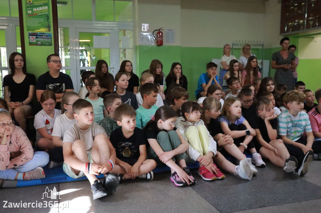 Fotorelacja: SP5 w Zawierciu ma AED – urządzenie, które ratuje życie