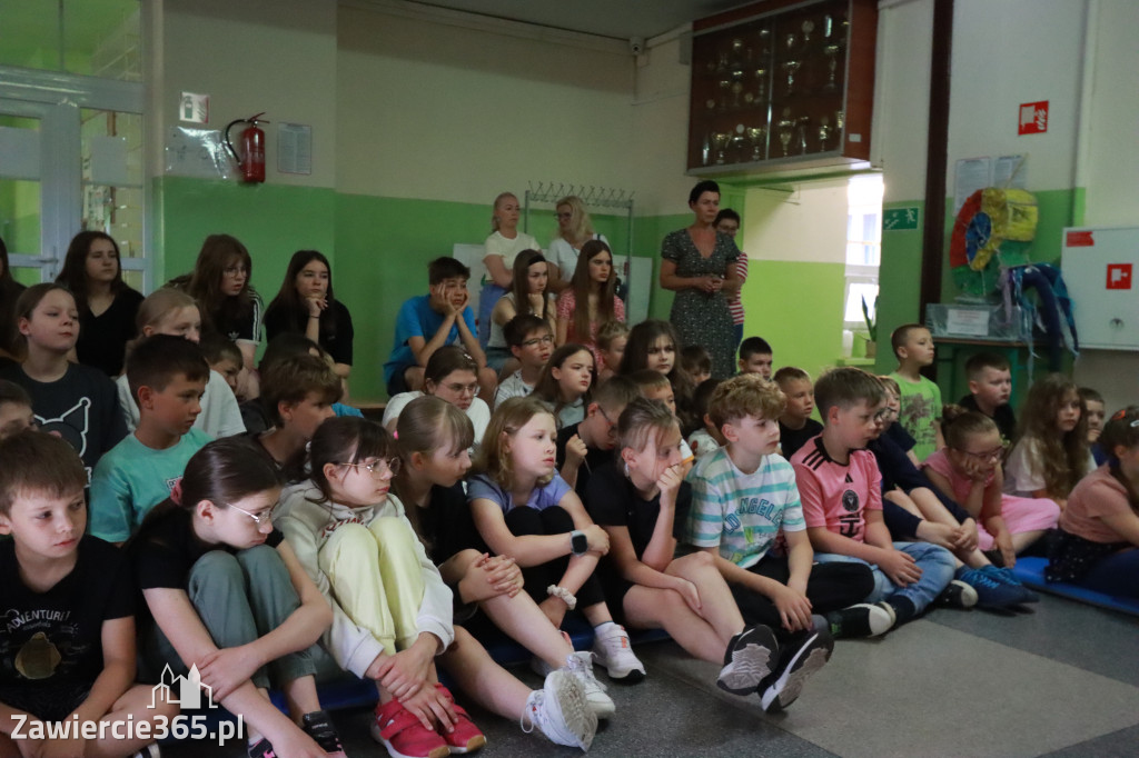 Fotorelacja: SP5 w Zawierciu ma AED – urządzenie, które ratuje życie