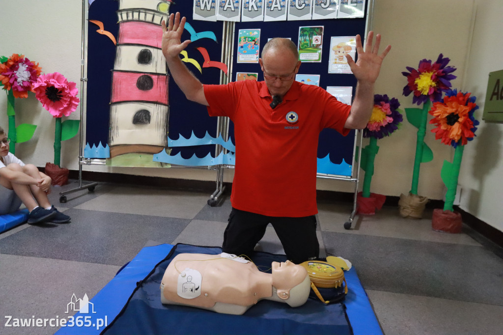 Fotorelacja: SP5 w Zawierciu ma AED – urządzenie, które ratuje życie