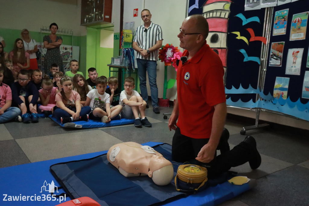 Fotorelacja: SP5 w Zawierciu ma AED – urządzenie, które ratuje życie
