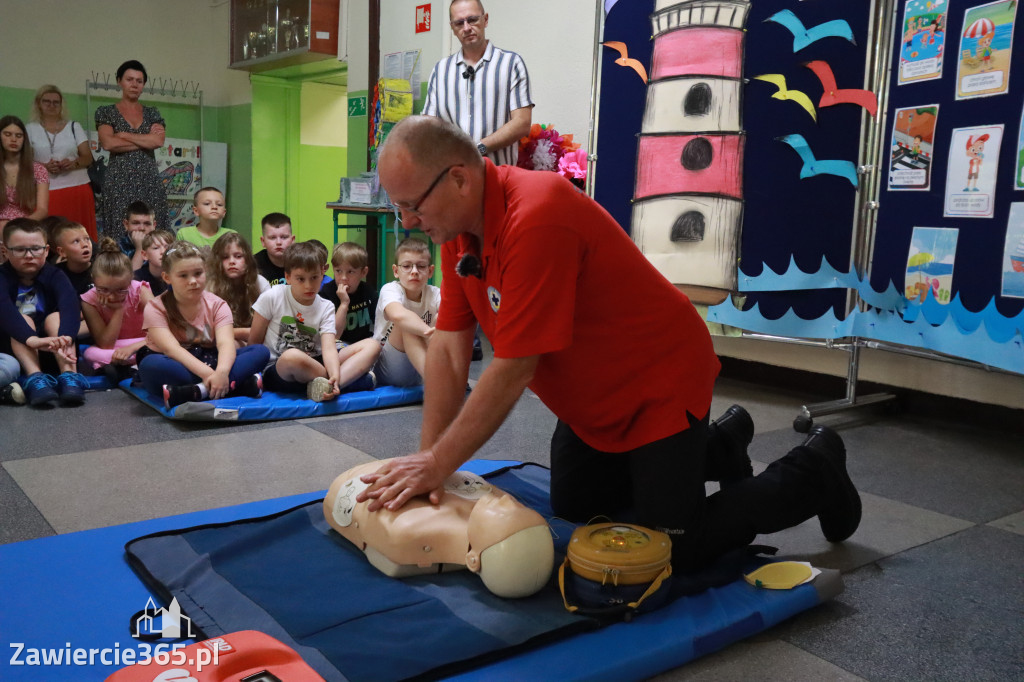 Fotorelacja: SP5 w Zawierciu ma AED – urządzenie, które ratuje życie