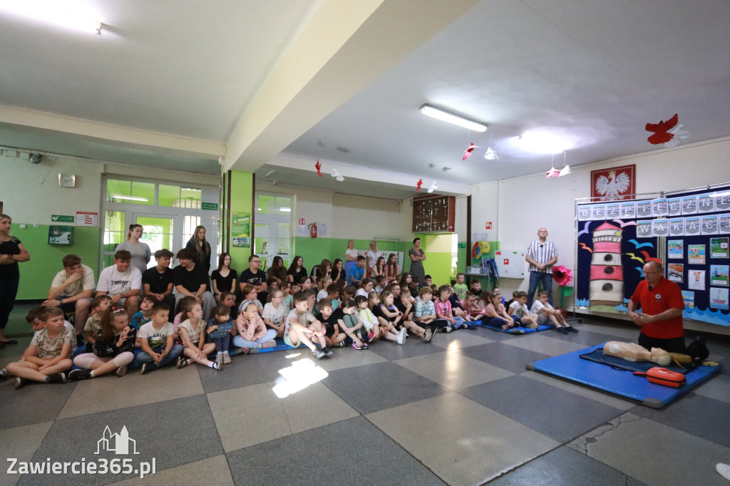 Fotorelacja: SP5 w Zawierciu ma AED – urządzenie, które ratuje życie