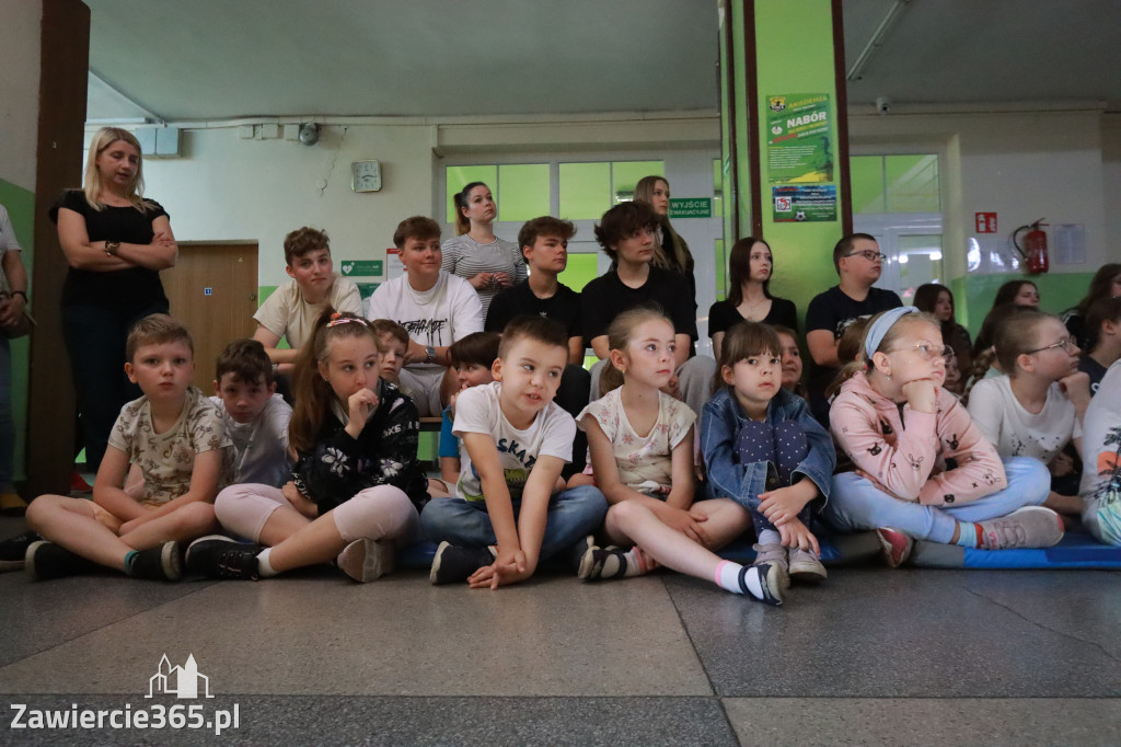 Fotorelacja: SP5 w Zawierciu ma AED – urządzenie, które ratuje życie