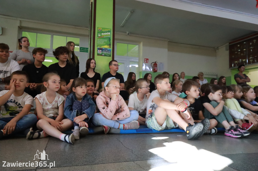 Fotorelacja: SP5 w Zawierciu ma AED – urządzenie, które ratuje życie