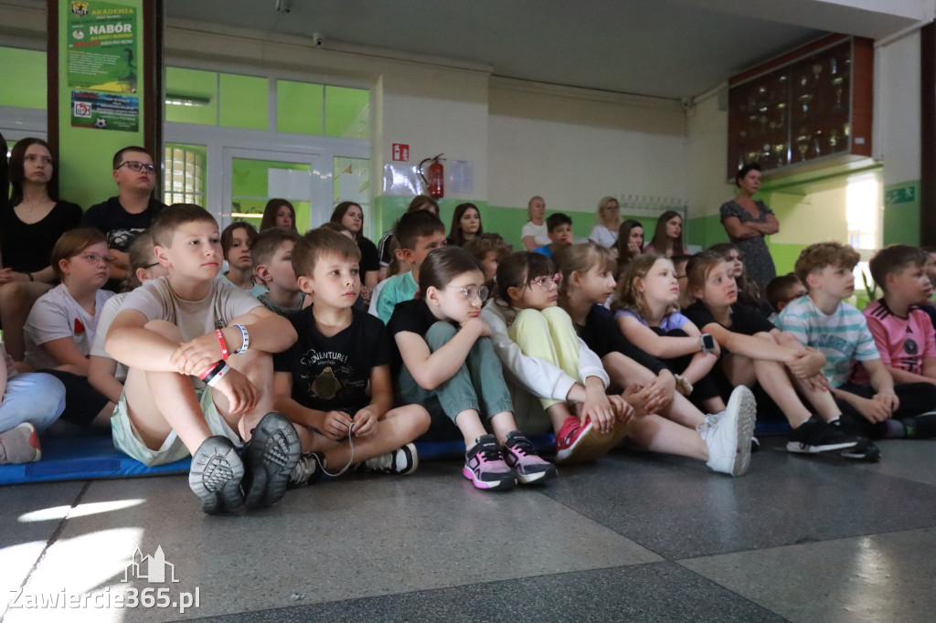 Fotorelacja: SP5 w Zawierciu ma AED – urządzenie, które ratuje życie