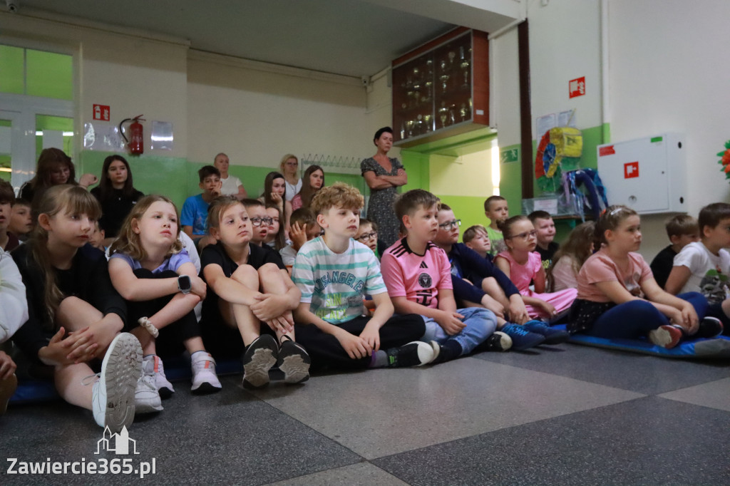 Fotorelacja: SP5 w Zawierciu ma AED – urządzenie, które ratuje życie