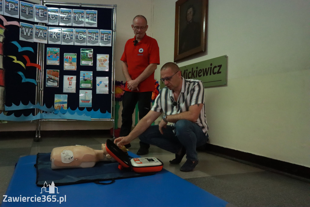 Fotorelacja: SP5 w Zawierciu ma AED – urządzenie, które ratuje życie
