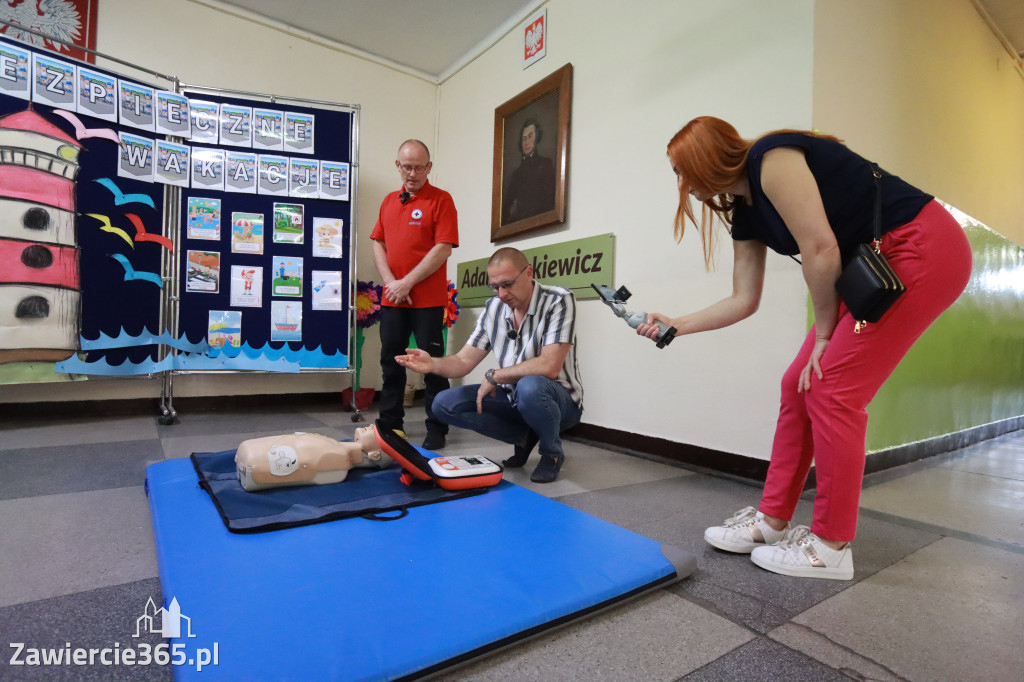 Fotorelacja: SP5 w Zawierciu ma AED – urządzenie, które ratuje życie