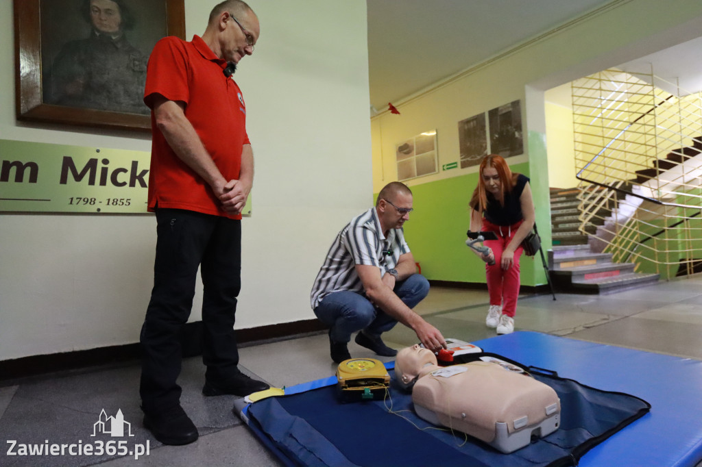 Fotorelacja: SP5 w Zawierciu ma AED – urządzenie, które ratuje życie