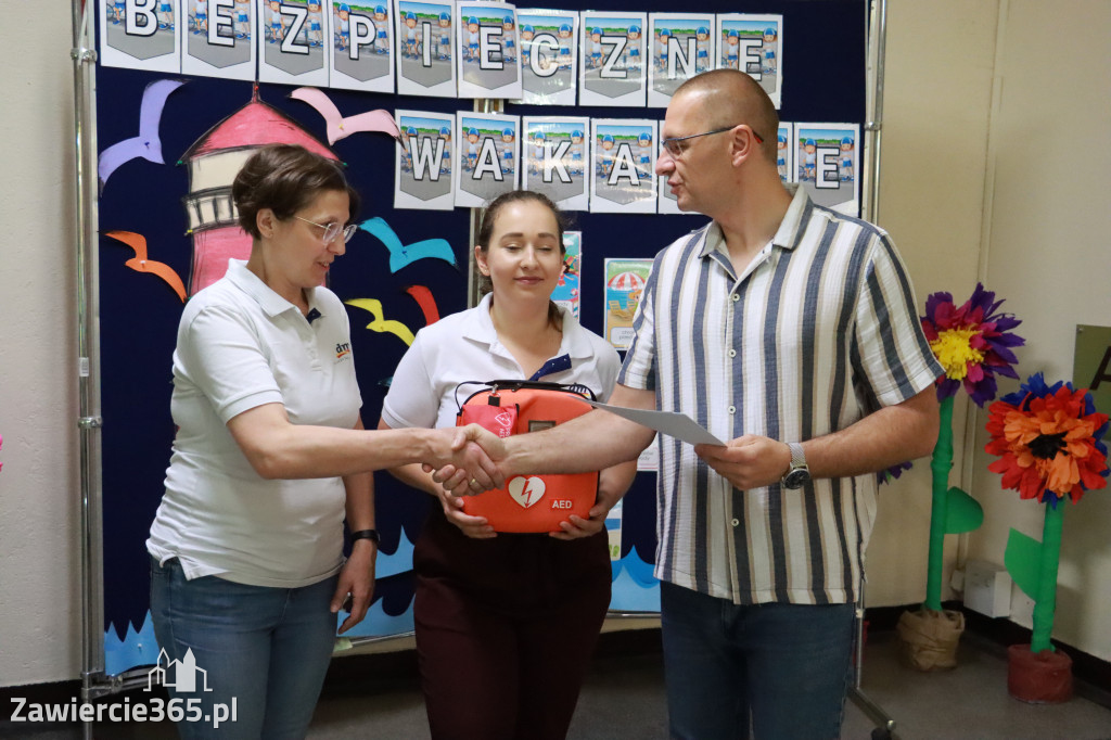 Fotorelacja: SP5 w Zawierciu ma AED – urządzenie, które ratuje życie