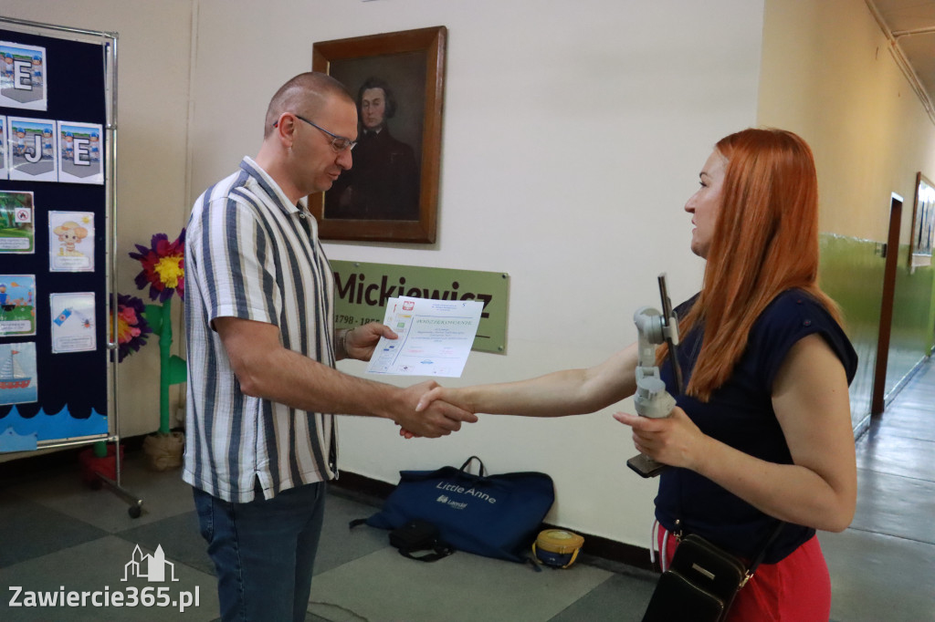 Fotorelacja: SP5 w Zawierciu ma AED – urządzenie, które ratuje życie