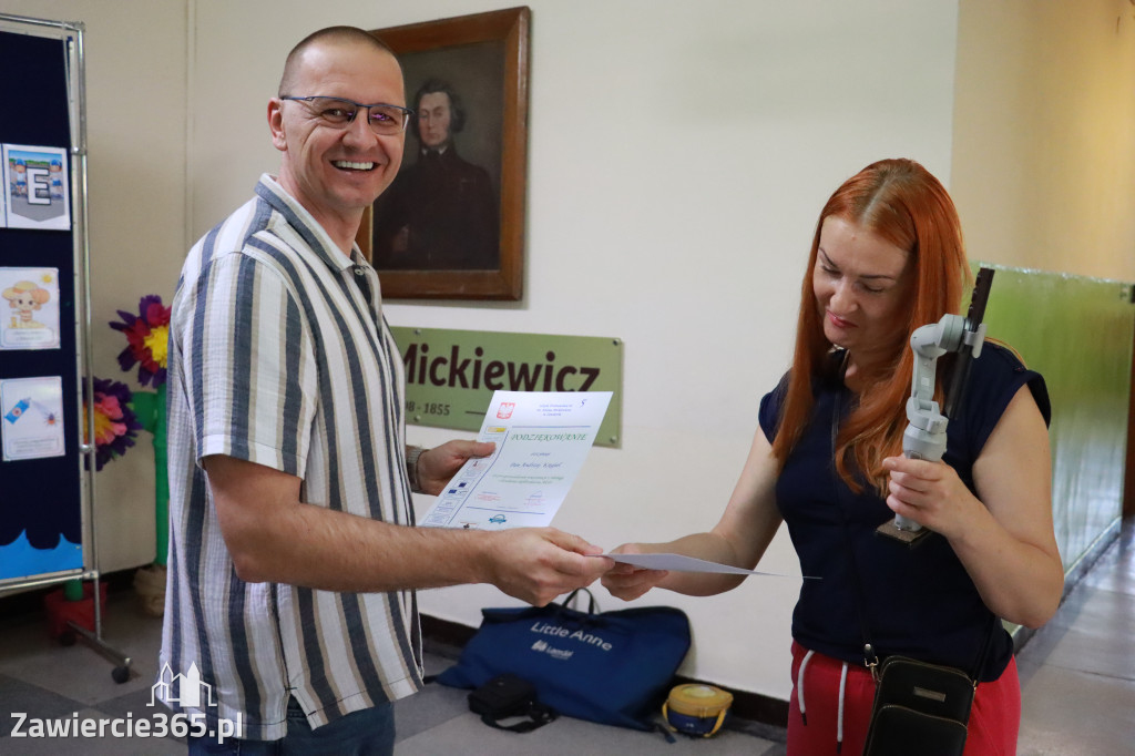 Fotorelacja: SP5 w Zawierciu ma AED – urządzenie, które ratuje życie