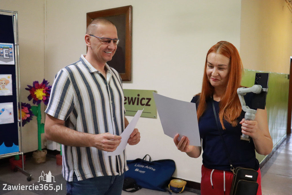 Fotorelacja: SP5 w Zawierciu ma AED – urządzenie, które ratuje życie