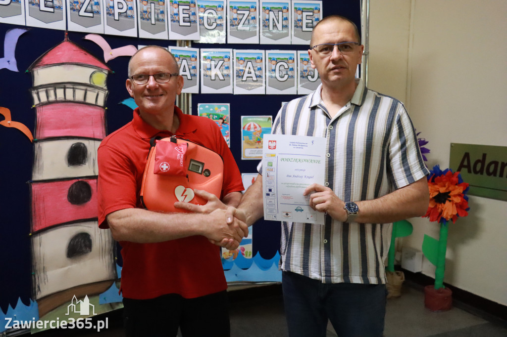 Fotorelacja: SP5 w Zawierciu ma AED – urządzenie, które ratuje życie