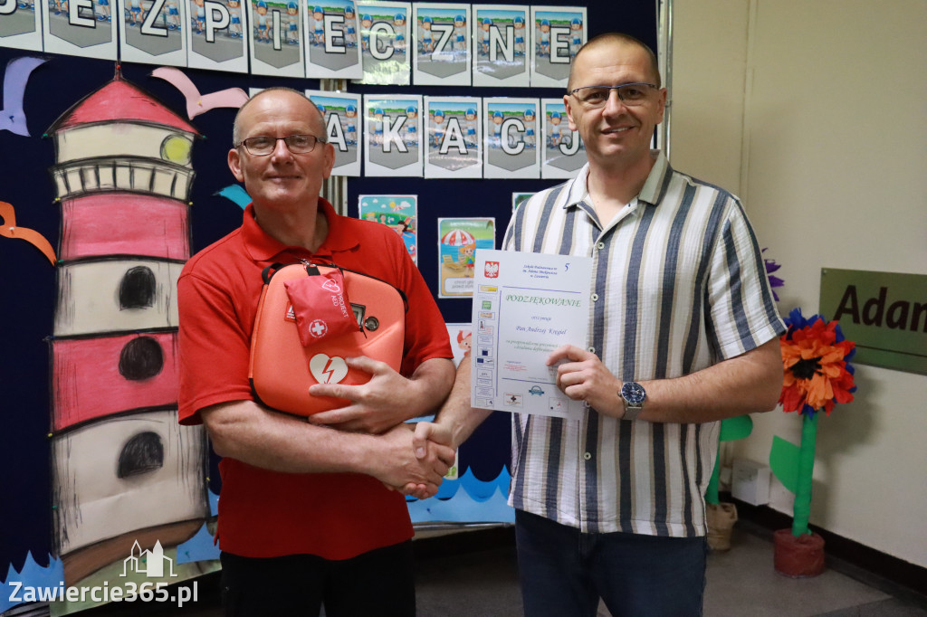 Fotorelacja: SP5 w Zawierciu ma AED – urządzenie, które ratuje życie