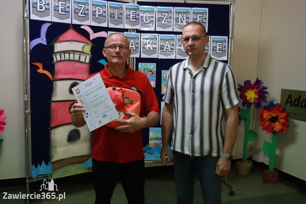 Fotorelacja: SP5 w Zawierciu ma AED – urządzenie, które ratuje życie