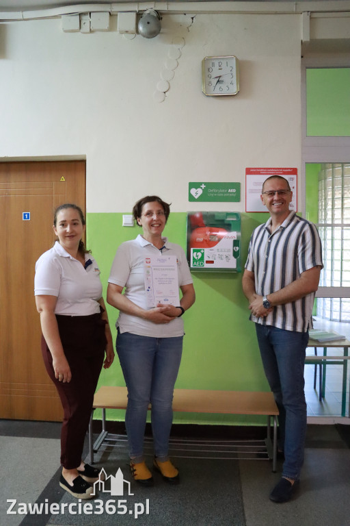 Fotorelacja: SP5 w Zawierciu ma AED – urządzenie, które ratuje życie