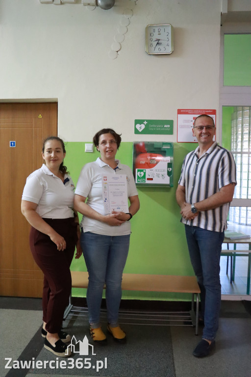 Fotorelacja: SP5 w Zawierciu ma AED – urządzenie, które ratuje życie