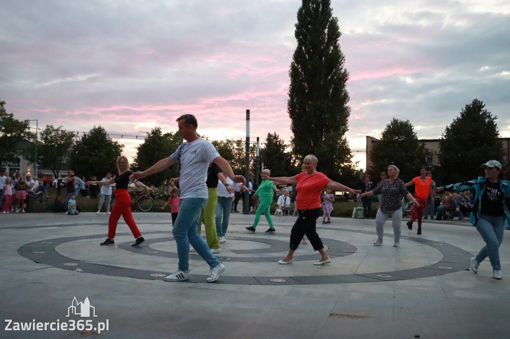 Fotorelacja: Potańcówka na fontannie w Zawierciu