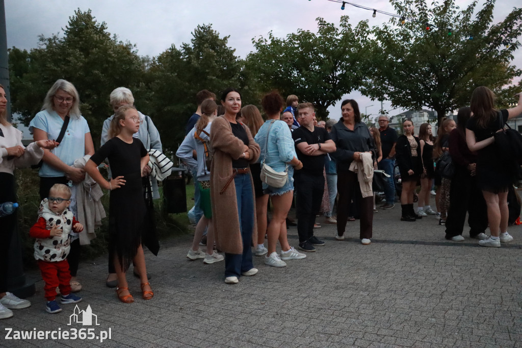 Fotorelacja: Potańcówka na fontannie w Zawierciu