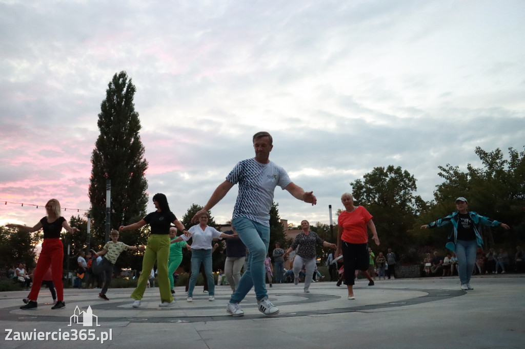 Fotorelacja: Potańcówka na fontannie w Zawierciu