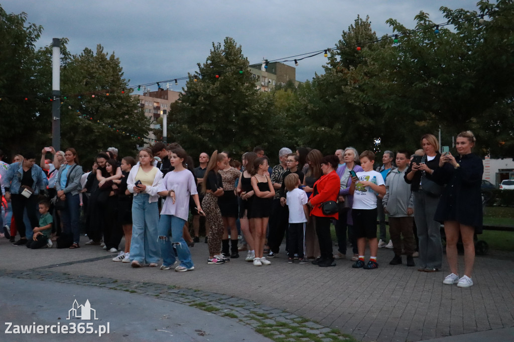 Fotorelacja: Potańcówka na fontannie w Zawierciu