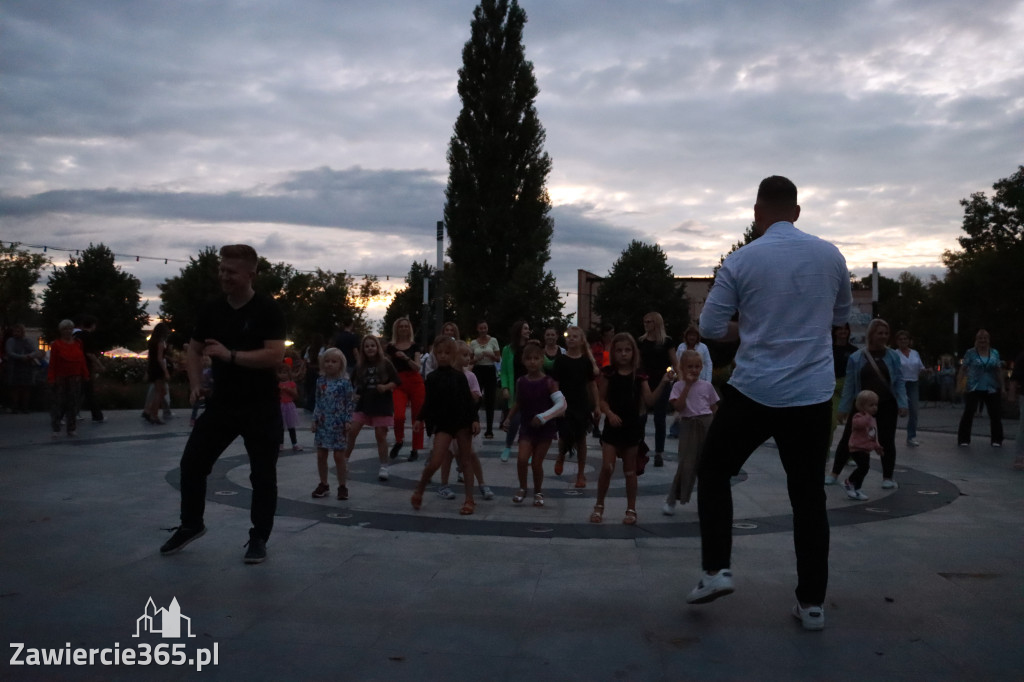 Fotorelacja: Potańcówka na fontannie w Zawierciu